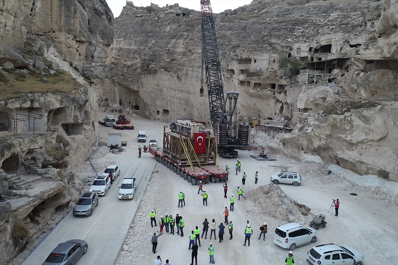 Hasankeyf Kalesi Orta Kapısı'nın taşıması havadan görüntülendi Hasankeyf Kalesi Orta Kapısı'nın taşıması havadan görüntülendi
